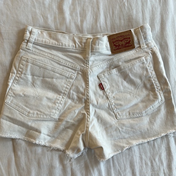 white high rise Levi shorts - Picture 4 of 6